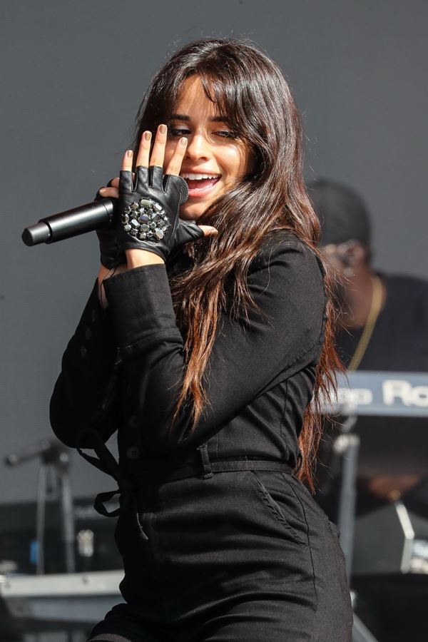 Camila ao vivo e a cores! Camila ao vivo e a cores!