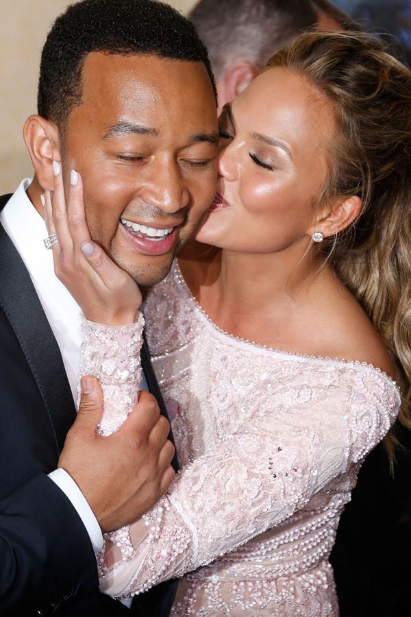 John Legend e Chrissy Teigen perdem bebé John Legend e Chrissy Teigen perdem bebé