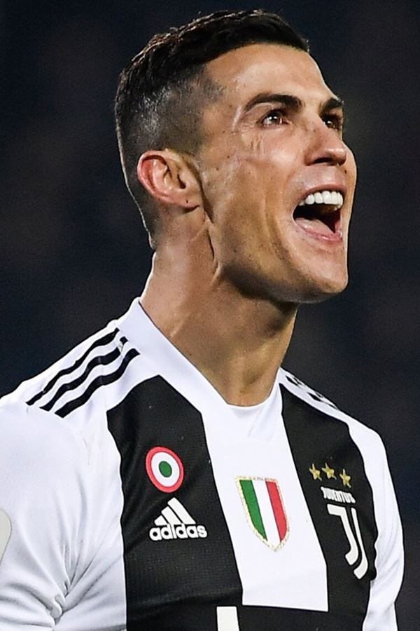 "Cristiano, vende a tua camisola!" "Cristiano, vende a tua camisola!"
