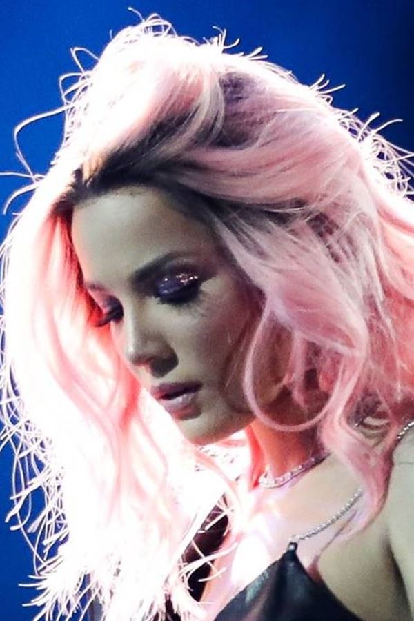 Halsey alvejada em manif Halsey alvejada em manif