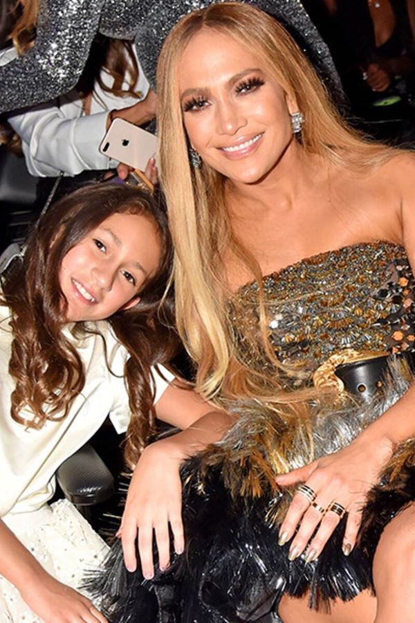J-Lo "super babada" com livro da filha J-Lo "super babada" com livro da filha