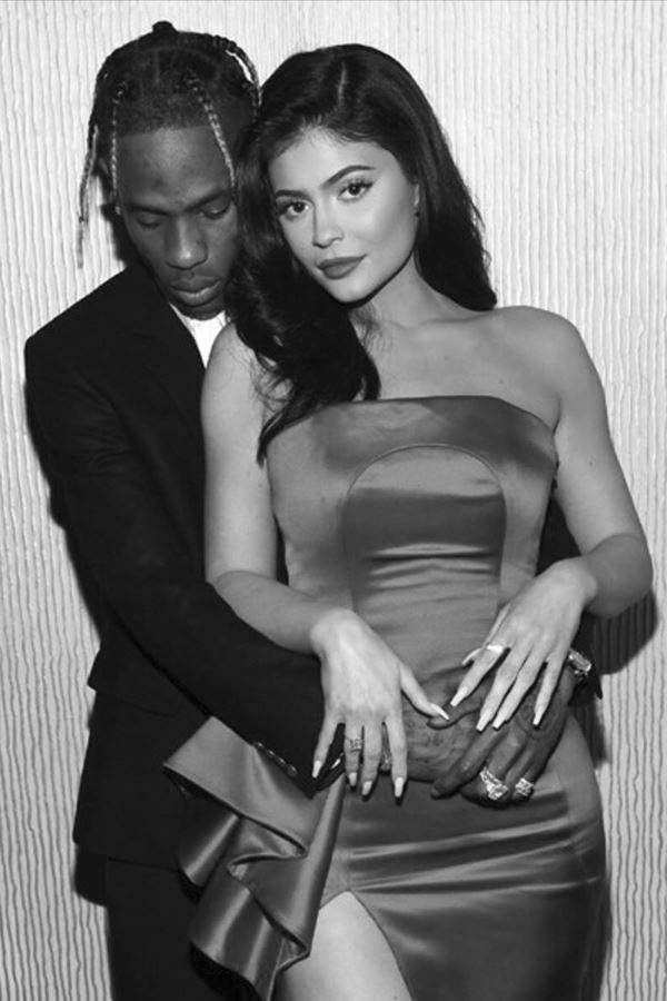 "Travis Scott é o pai perfeito!" "Travis Scott é o pai perfeito!"