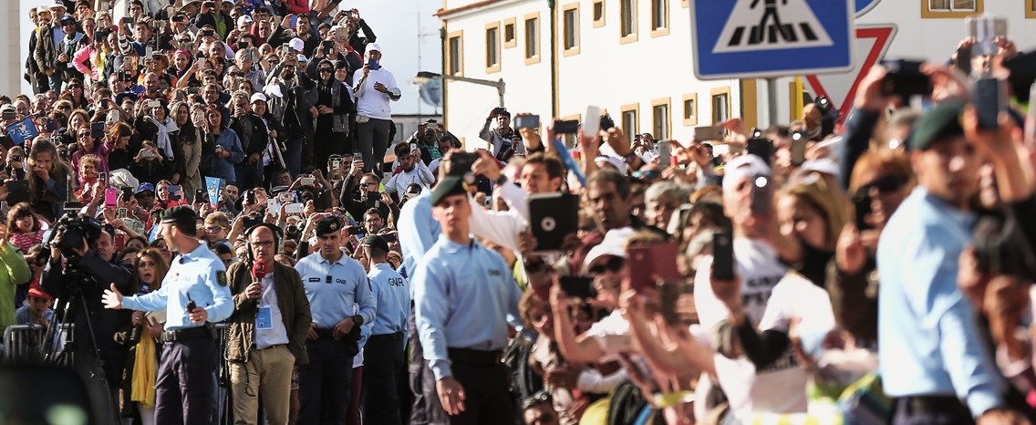 Multidão nas ruas de Fátima para ver o Papa Francisco - Foto: Nuno Veiga/Lusa