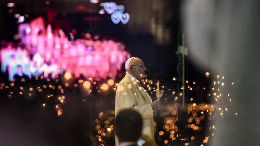 Papa Francisco segura uma vela na Capelinha das Aparições em Fatima Foto: Nuno André Ferreira/EPA
