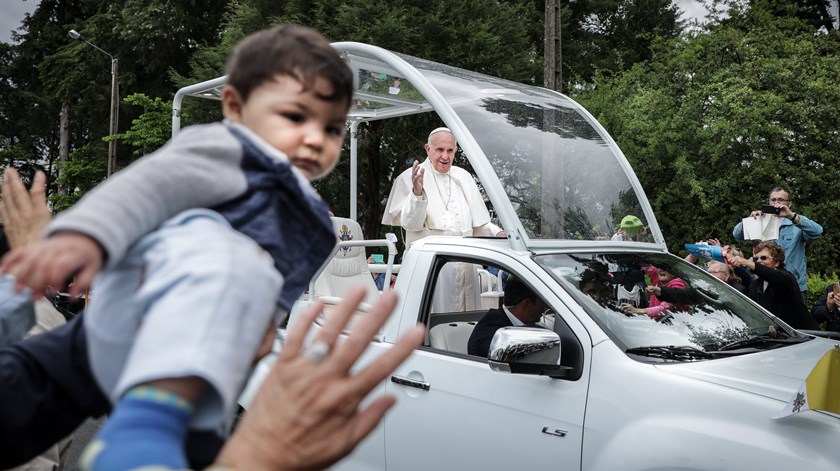 Papa Francisco saúda os crentes antes da partida para Roma - visita a Fátima - Mário Cruz/EPA