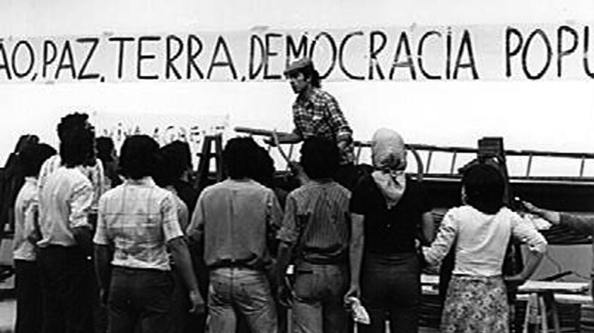 Fernando Cardoso na peça de teatro "A terra a quem a trabalha". Luxemburgo, Julho de 1974