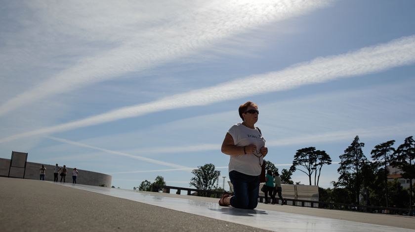 peregrinos peregrino - Uma peregrina cumpre uma promessa de joelhos no Santuário de Fátima, 8 de maio de 2017. Nos próximos dias 12 e 13 de maio, o Papa Francisco irá presidir à comemoração do Centenário no Santuário de Fátima. PAULO CUNHA/LUSA