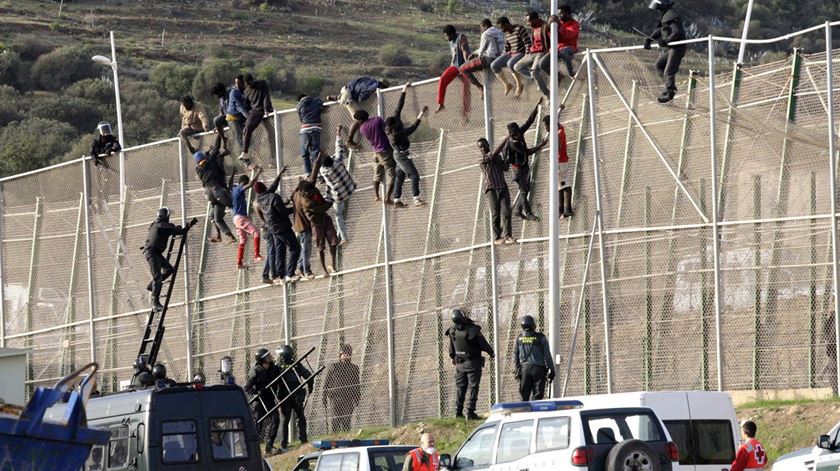 Cerca de 300 migrantes em Marrocos tomam de assalto a 