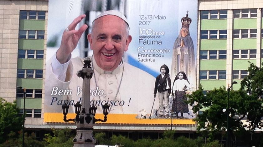 cartaz papa francisco em portugal foto joao cunha rr