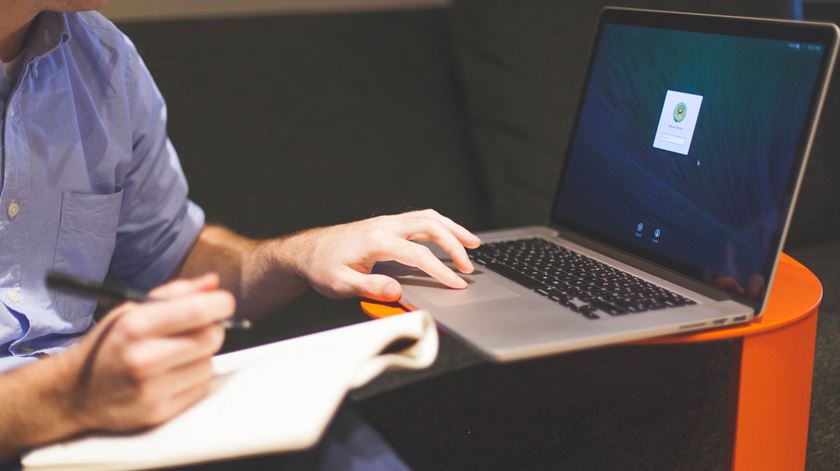 Direitos Digitais. “Tenho direito a dizer que o Sol gira à volta da Terra” Direitos Digitais. “Tenho direito a dizer que o Sol gira à volta da Terra”