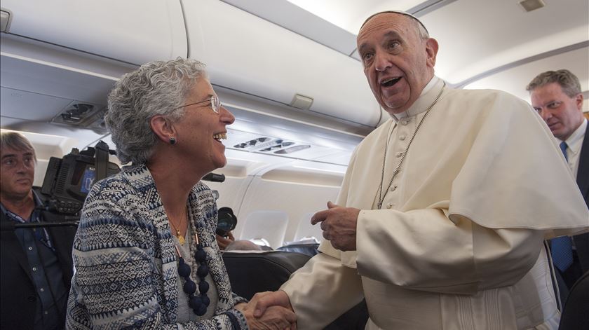 Papa Francisco e Aura Miguel avião papal a caminho de portugal 2 foto DR