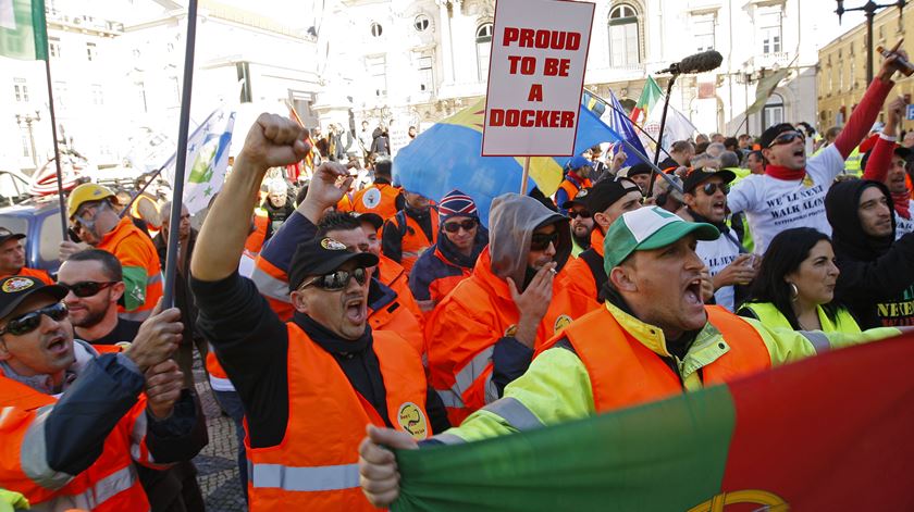 Estivadores de Lisboa prolongam greve até 27 de Maio - Renascença