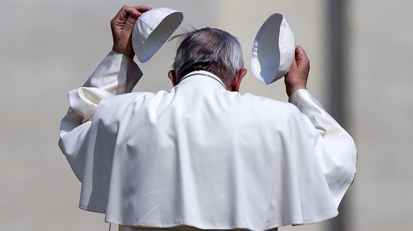 Papa Francisco troca de solideu. Foto: Angelo Carconi/EPA