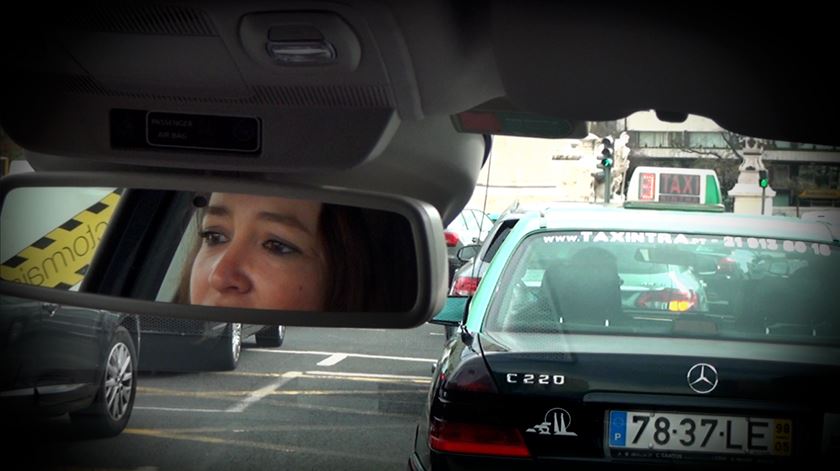 Ocupação máxima de bancos traseiros de táxis e TVDE volta a ser possível a 14 de junho Ocupação máxima de bancos traseiros de táxis e TVDE volta a ser possível a 14 de junho