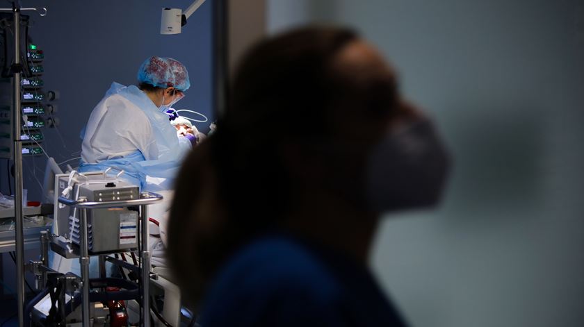 Longe da família, perto do limite. "Se tivermos um agravamento de casos, vamos ter de optar"