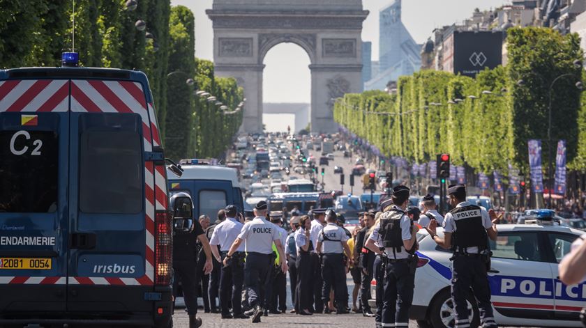 Paris. Condutor tentou abalroar carro da polícia nos Campos Elísios