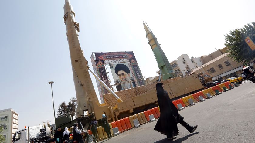 Trump acredita que agência espacial iraniana desenvolve mísseis balísticos e aplica novas sanções a Teerão