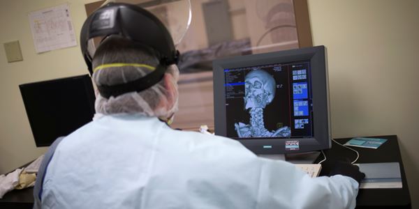 Medicina legal - autópsia - sala de autópsias - saúde - hospital geral - médico Foto: Adrees Latif/Reuters