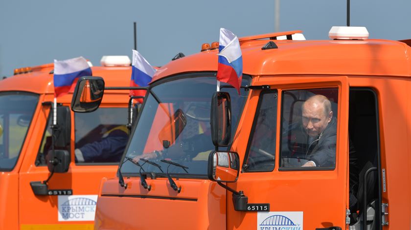 Putin inaugura ponte na Crimeia; Ucrânia protesta