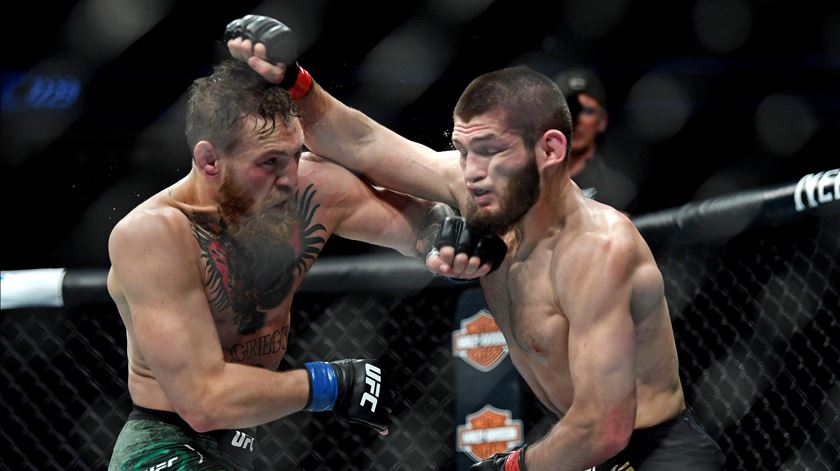 "Chapa" do combate entre McGregor e Khabib, que o russo venceu. Foto: Stephen R. Sylvanie/Reuters