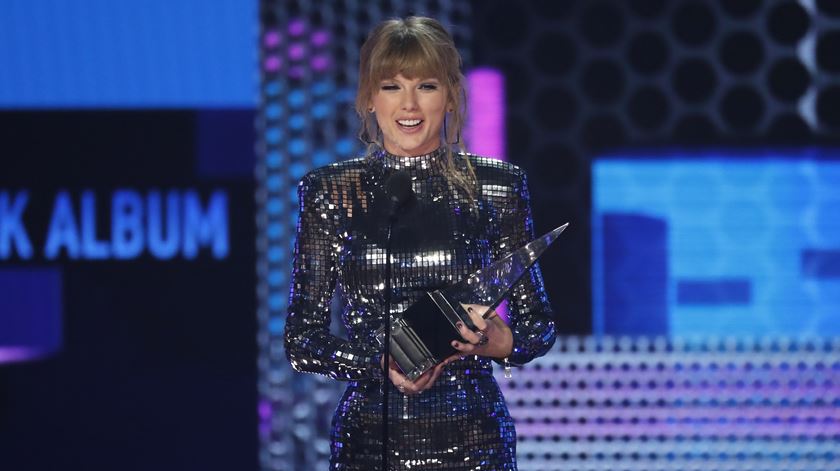 AMAs. Taylor Swift bate recorde e apela ao voto