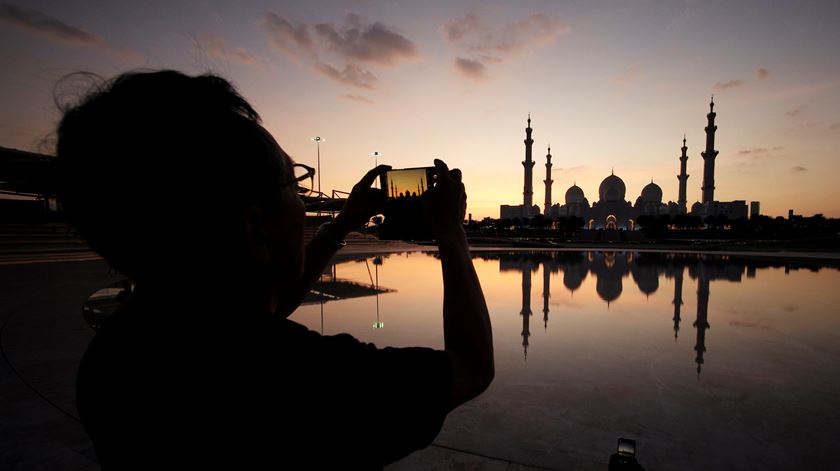 Francisco recebido nos Emirados para "construir relações de grande paz"