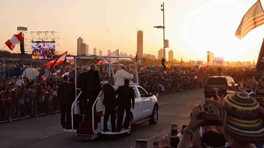 Muitas crianças, uma Via Sacra de bolso e uma palavra aos portugueses. Papa faz balanço da JMJ no Panamá