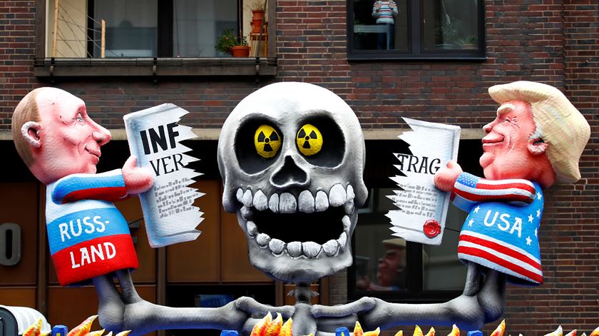 Fim iminente do acordo nÃ£o escapou a escÃ¡rnio no carnaval em DÃ¼sseldorf, Alemanha. Foto: Wolfgang Rattay/Reuters