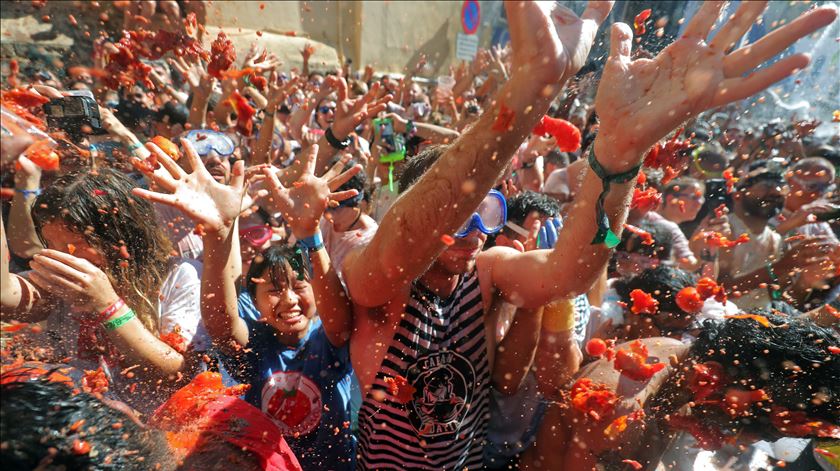 "La Tomatina" espanhola pinta de vermelho ruas de Buñol