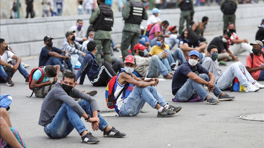 Covid-19 na Venezuela. Polícia impõe castigos a quem não cumpre regras