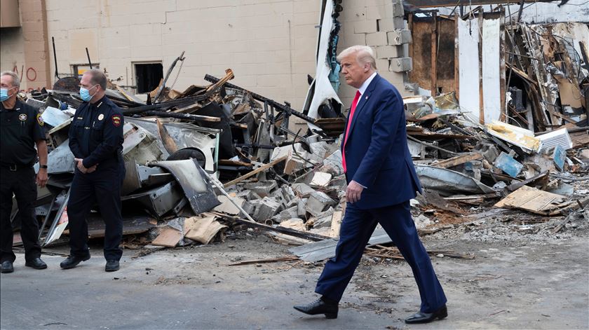 Trump vai a Kenosha em visita polémica e culpa democratas pela violência dos confrontos