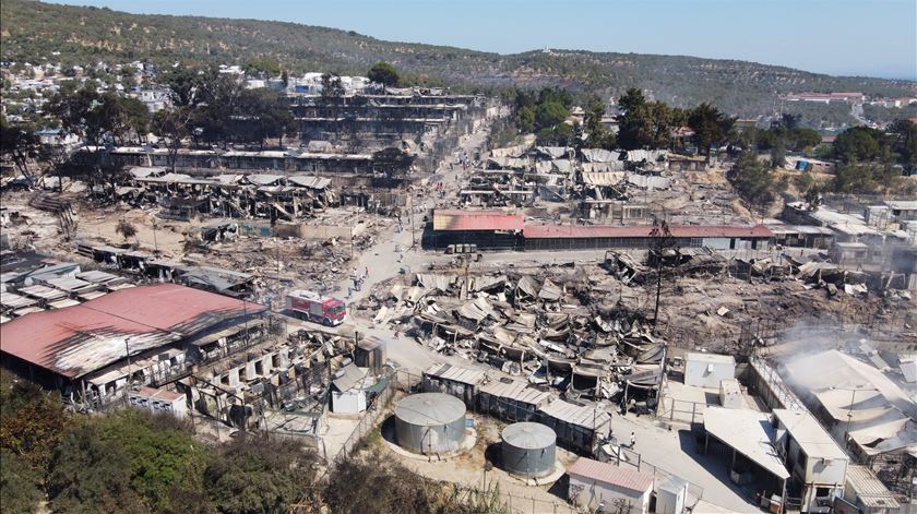 Imagens aéreas revelam cenário de destruição no campo de Moria