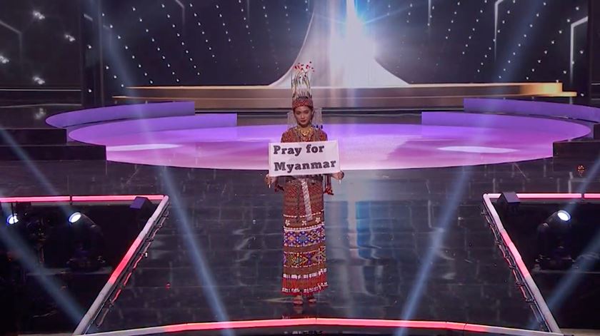 Concorrente de Myanmar deixa forte mensagem política durante concurso de Miss Universo