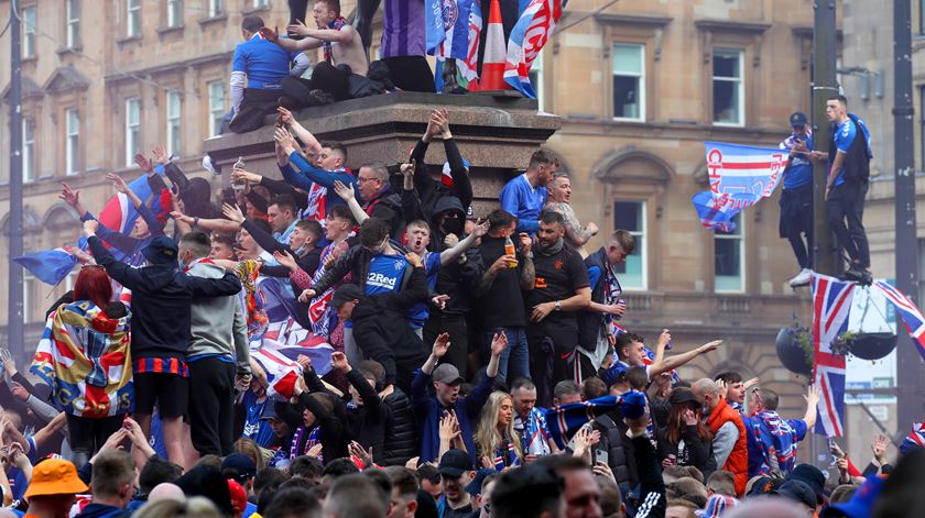 Detenções e ajuntamentos com milhares de pessoas na festa do título do Rangers Detenções e ajuntamentos com milhares de pessoas na festa do título do Rangers