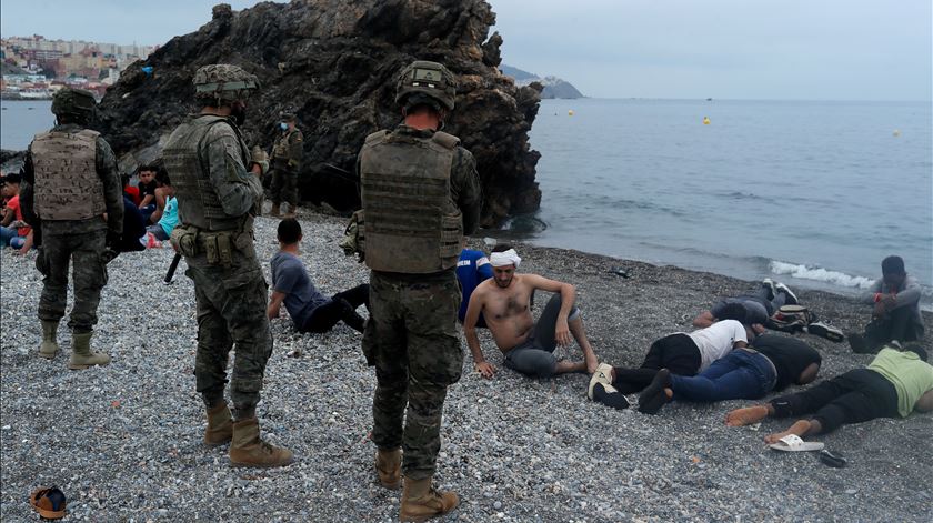 Ceuta. Mobilizado exército para controlar fronteira após entrada de seis mil migrantes