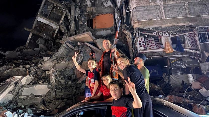 Palestinianos celebram cessar-fogo nas ruas de Gaza. Ocidente pede "verdadeira reconciliação nacional"
