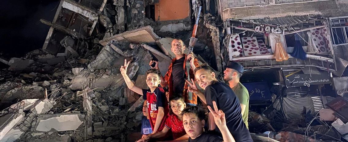 Palestinianos celebram cessar-fogo nas ruas de Gaza. Ocidente pede "verdadeira reconciliação nacional"