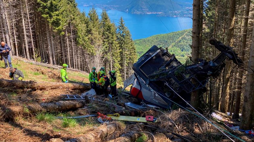 14 mortos e uma criança gravemente ferida após queda de teleférico em Itália