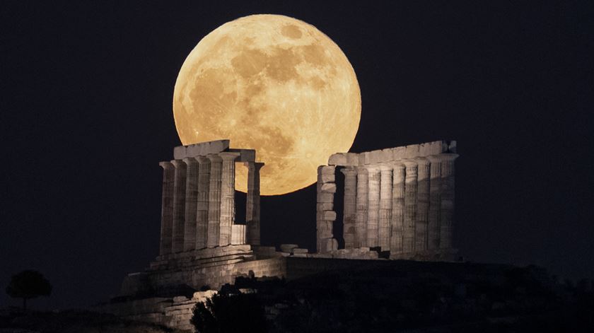 Super Lua com eclipse total. As imagens do fenómeno em vários pontos do mundo