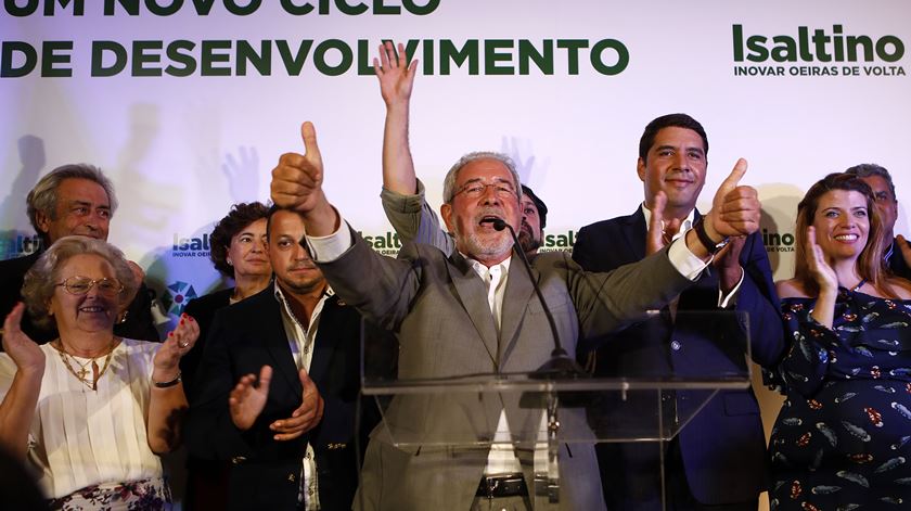 Isaltino Morais regressa à Câmara de Oeiras depois de cumprir uma pena de prisão. O independente agradeceu aos eleitores a "grande vitória". Foto: António Pedro Santos/Lusa