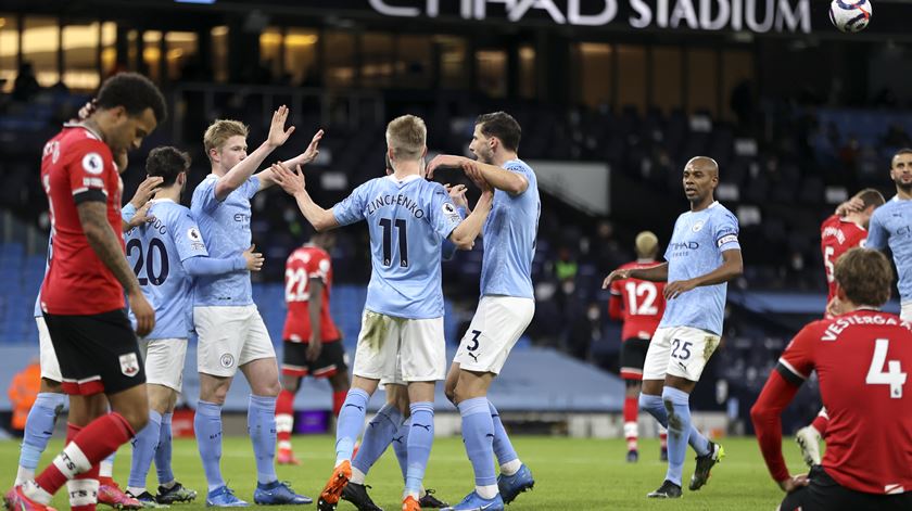 City goleia e reforça liderança