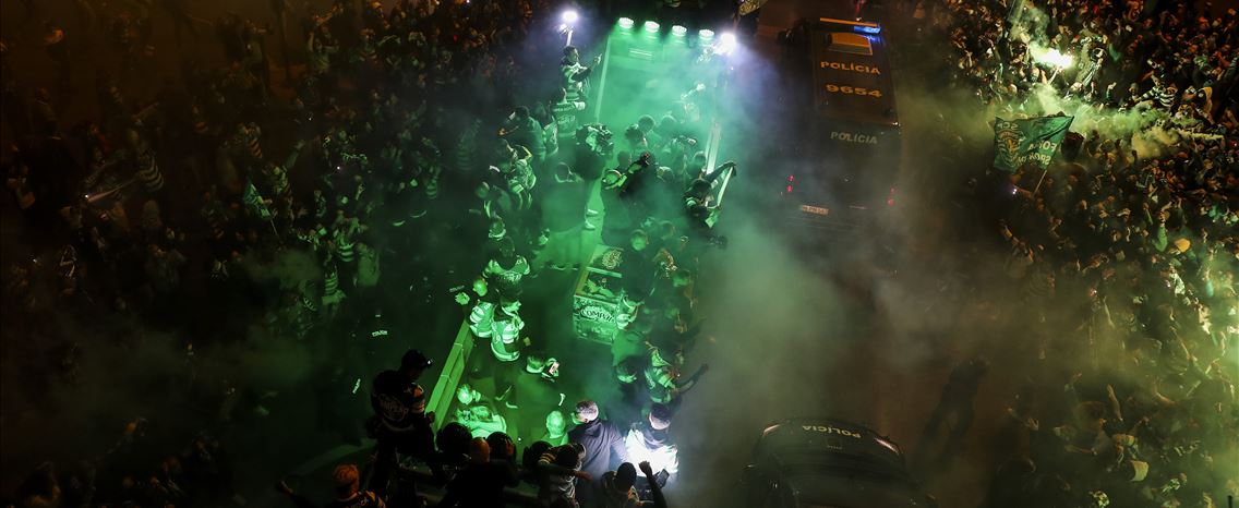 Sporting volta a ser campeão, 19 anos depois. Desacatos e feridos mancham festejos