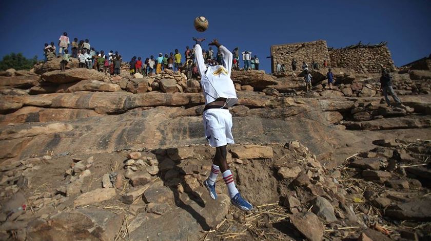 “Até Lá Abaixo”. Uma bola rolou por África e três jornalistas nunca mais voltaram a uma redação