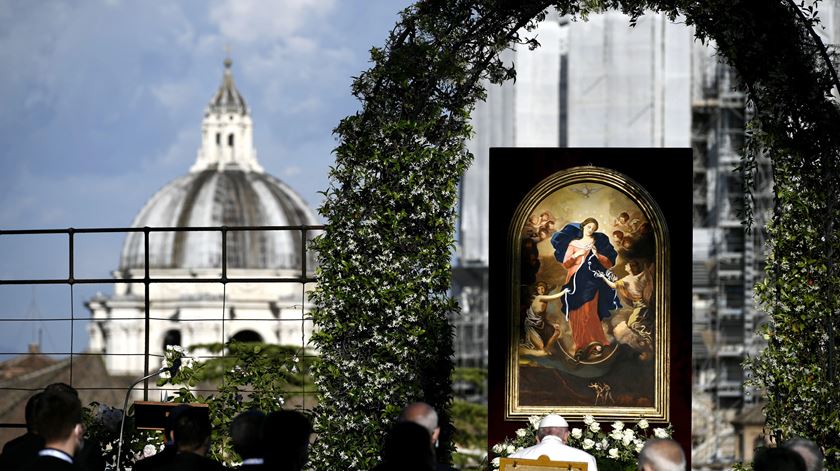 Papa coroa Imagem de Maria que desata os nós que nos apertam Papa coroa Imagem de Maria que desata os nós que nos apertam