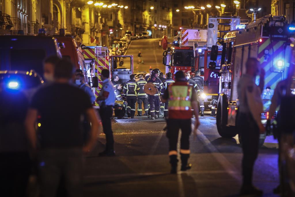 Lisboa. Dois mortos e 11 feridos em incêndio num prédio da ...