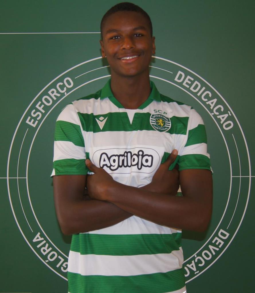 Rafael Fernandes assina contrato profissional Renascença