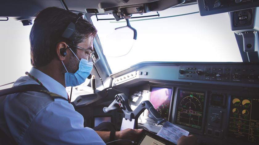 Aeroportos e companhias reforçam medidas de higienização, mas a retoma dos voos continua em baixo