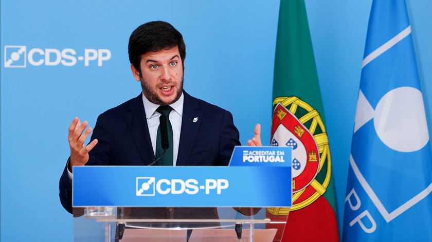 CDS-PP diz que plano de recuperação do Governo mostra "um Estado socialista glutão" CDS-PP diz que plano de recuperação do Governo mostra "um Estado socialista glutão"