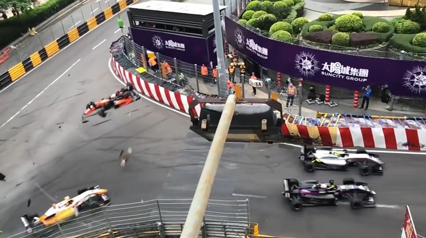 Acidente aparatoso no GP Macau faz cinco feridos