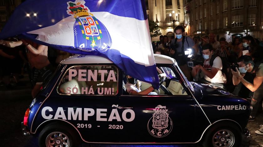 Pooortooo Adeptos Do Fc Porto Festejam Na Rua O 29 º Titulo De Campeao Nacional Renascenca V